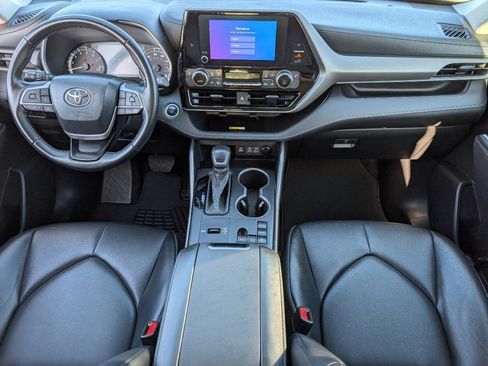 Used 2024 Toyota Highlander XLE image 4