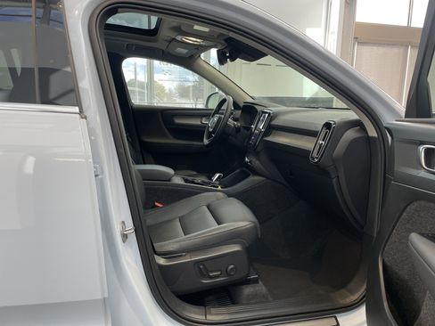 Used 2025 Volvo XC40 B5 Plus image 37