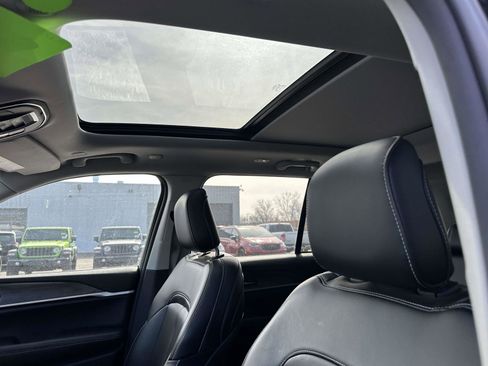 Used 2023 Jeep Grand Cherokee Limited w/ Black Appearance Package image 19