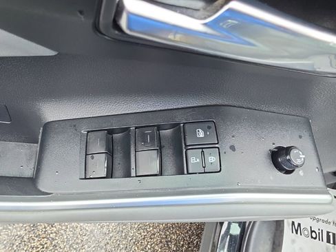 Used 2020 Toyota Highlander XLE AWD/4WD image 25