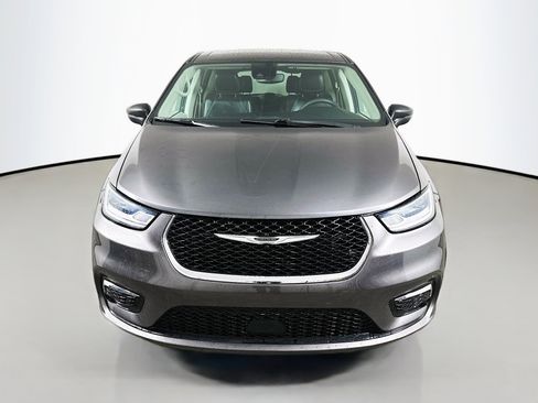 Used 2023 Chrysler Pacifica Touring-L image 2