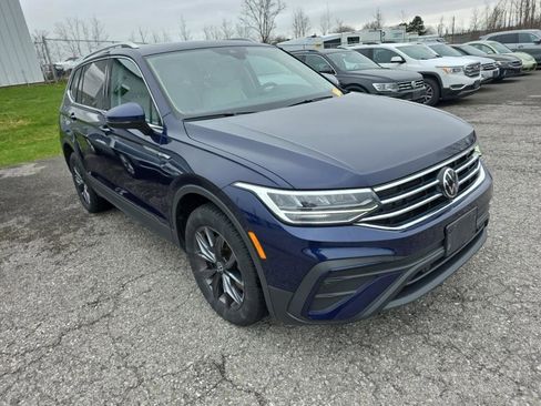 Used 2023 Volkswagen Tiguan SE w/ Panoramic Sunroof Package image 3