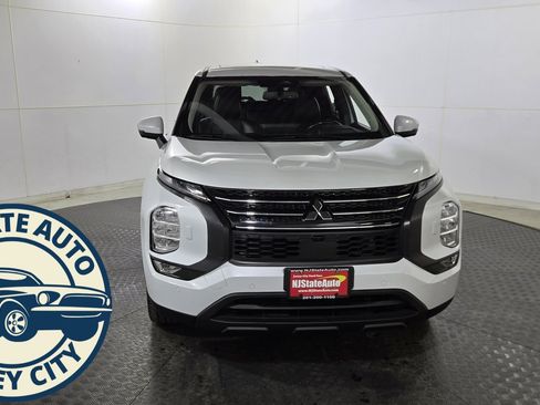 Used 2022 Mitsubishi Outlander SE image 2