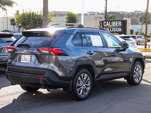 Used 2021 Toyota RAV4 XLE Premium image 7