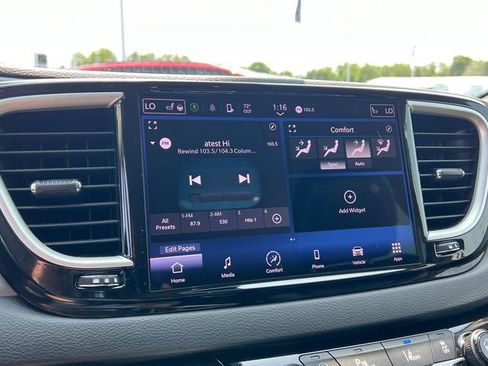 Used 2024 Chrysler Pacifica Touring-L FWD image 16