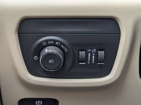 Used 2025 Jeep Grand Cherokee Limited RWD image 39