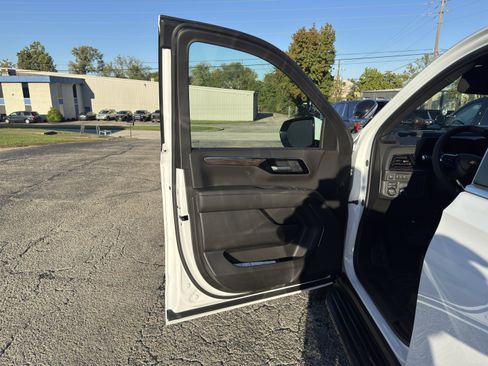 New 2025 Chevrolet Tahoe 4WD image 10