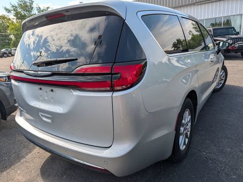 Used 2024 Chrysler Pacifica Touring-L FWD image 7