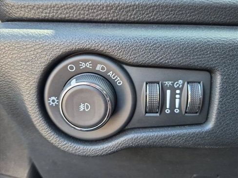 Used 2025 Chrysler Pacifica Limited FWD image 15