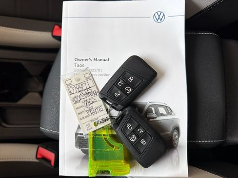 Used 2025 Volkswagen Taos SE w/ Panoramic Sunroof Package FWD image 35