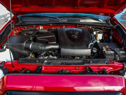 Used 2020 Toyota Tacoma SR image 40