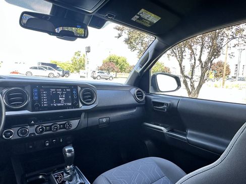 Used 2018 Toyota Tacoma TRD Sport AWD/4WD image 28