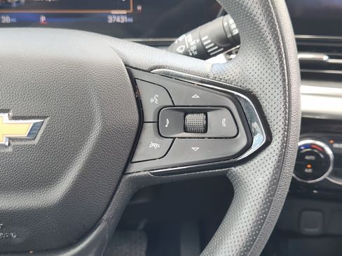 Used 2025 Chevrolet Trax LT FWD image 29