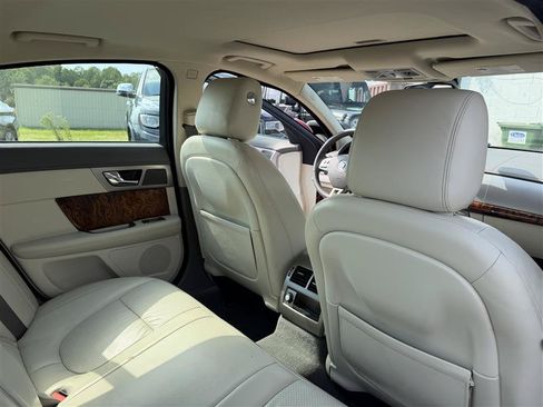 Used 2010 Jaguar XF Premium RWD image 15