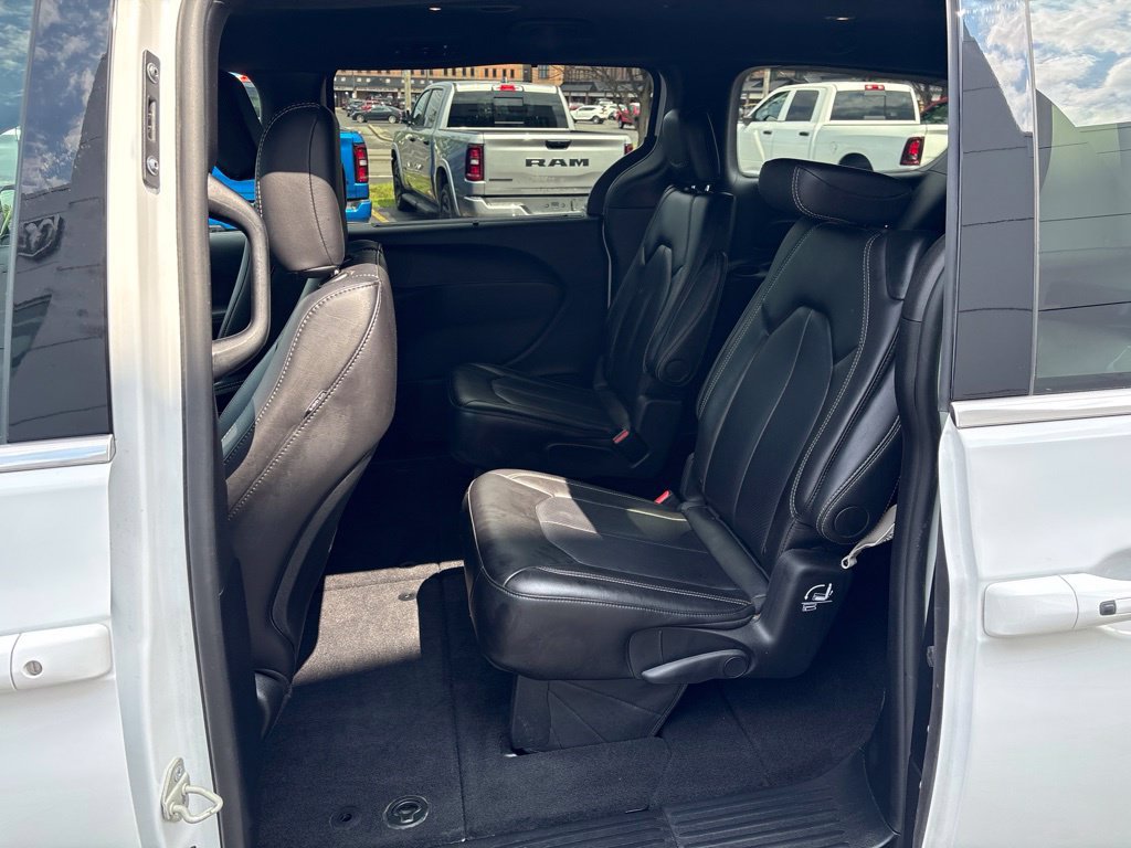 Used 2026 Chrysler Pacifica Select FWD image 16