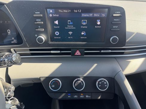 Used 2022 Hyundai Elantra SE FWD image 17