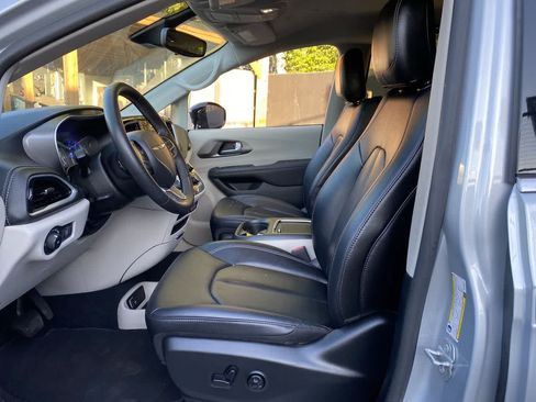 Used 2024 Chrysler Pacifica Limited FWD image 12