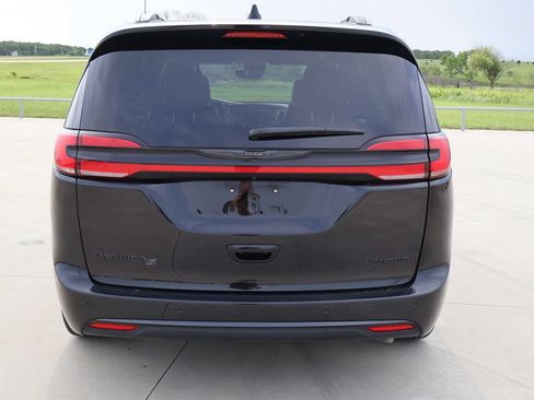 Used 2025 Chrysler Pacifica Limited FWD image 7