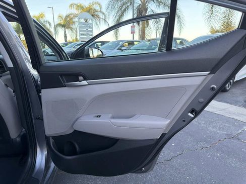 Used 2019 Hyundai Elantra SE image 25