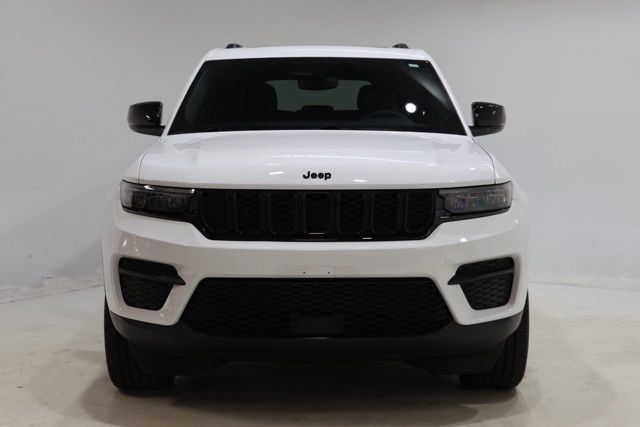 Used 2023 Jeep Grand Cherokee Altitude AWD/4WD image 2