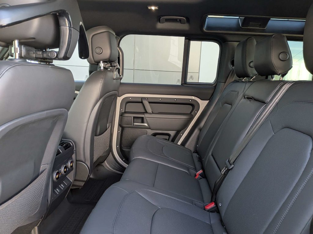New 2026 Land Rover Defender 110 X-Dynamic SE AWD/4WD image 13