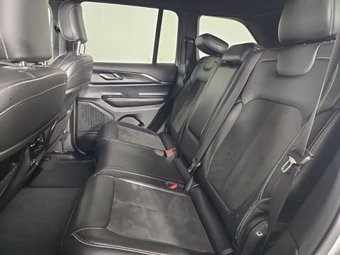 Used 2024 Jeep Grand Cherokee Altitude RWD image 12
