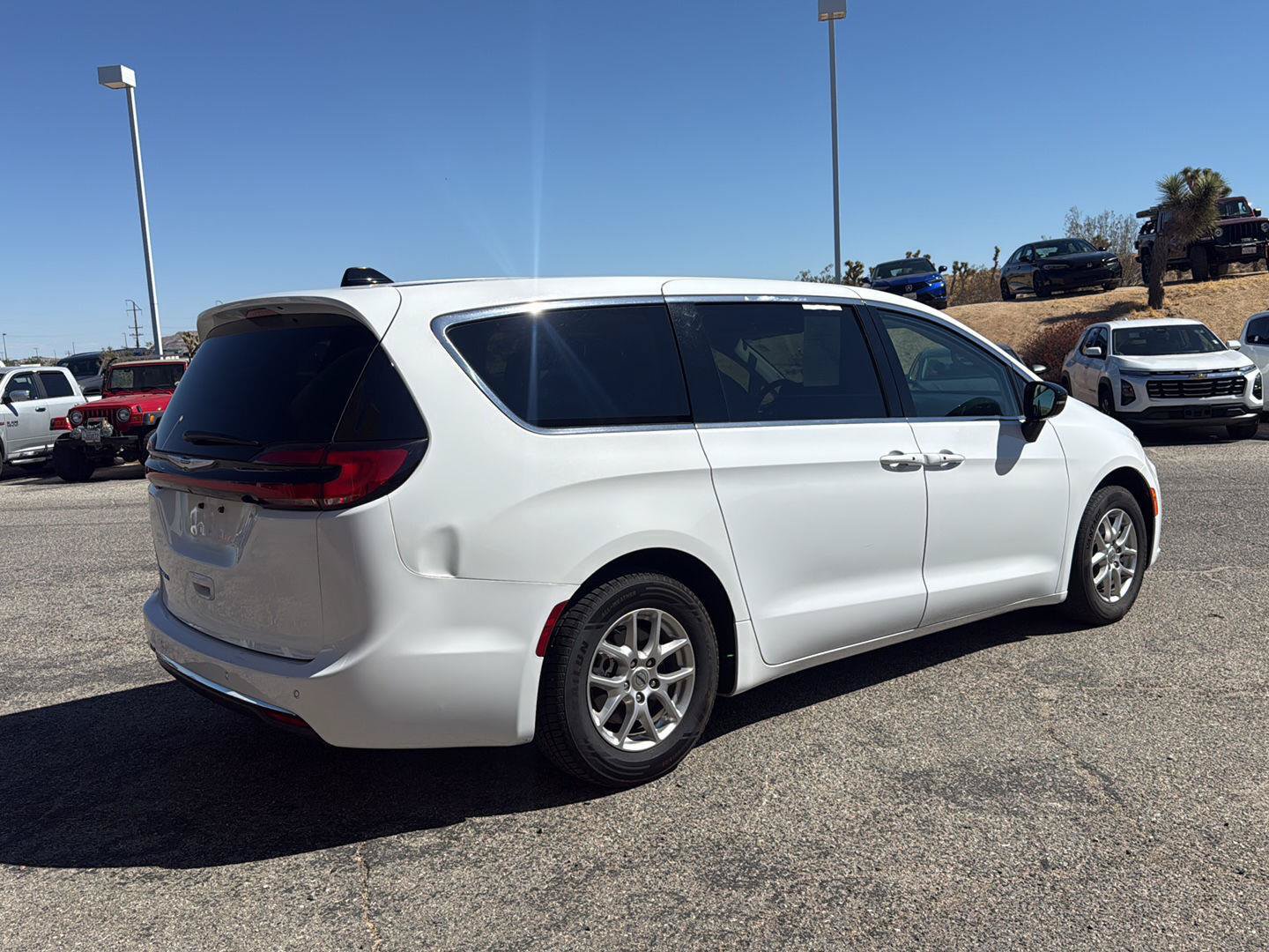 Used 2024 Chrysler Pacifica Touring-L FWD image 5