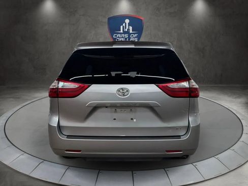 Used 2019 Toyota Sienna XLE image 4