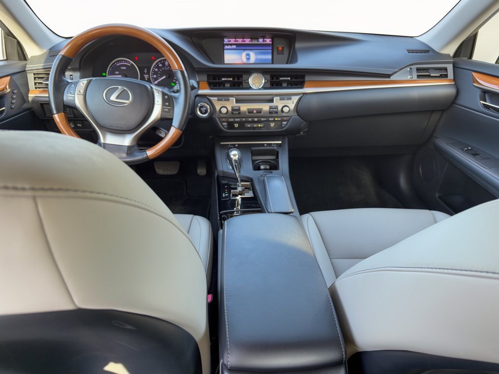 Used 2014 Lexus ES 300h w/ Premium Package w/Bamboo Trim FWD image 17