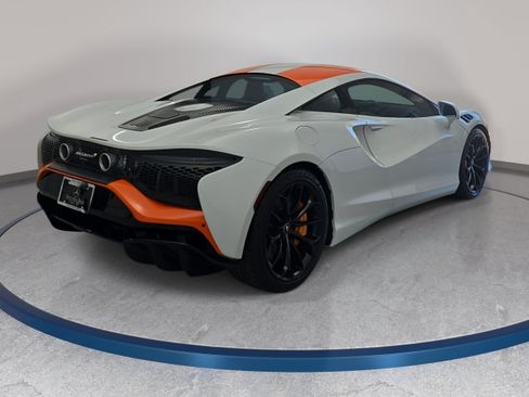 Used 2023 McLaren Artura RWD image 5