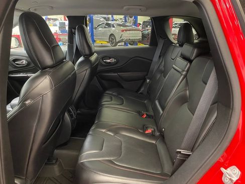 Used 2019 Jeep Cherokee Trailhawk AWD/4WD image 12