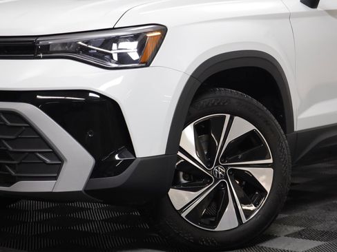 New 2026 Volkswagen Taos SE image 3