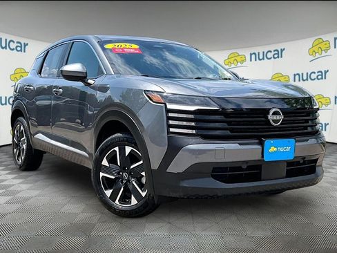 Used 2025 Nissan Kicks SV AWD/4WD image 1