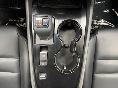 Used 2021 Nissan Rogue SV w/ Premium Package FWD image 16