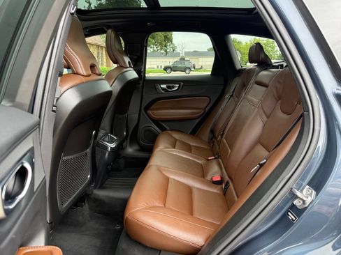 Used 2021 Volvo XC60 T5 Momentum w/ Climate Package AWD/4WD image 17