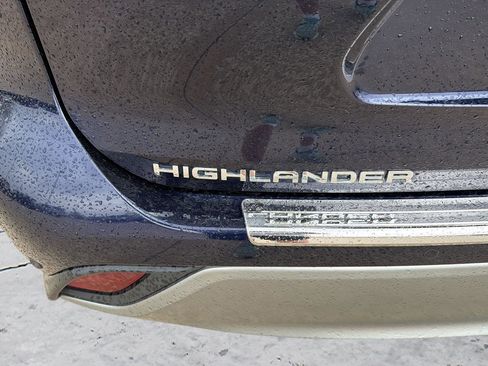 Used 2020 Toyota Highlander Platinum w/ Preferred Accessory Package AWD/4WD image 32