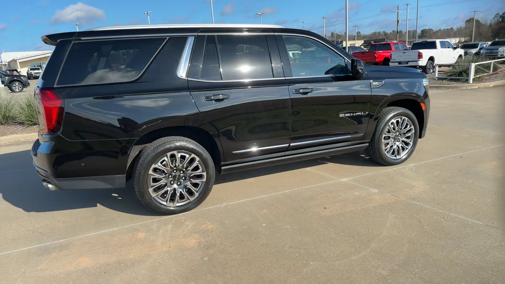 Used 2023 GMC Yukon Denali Ultimate AWD/4WD image 9