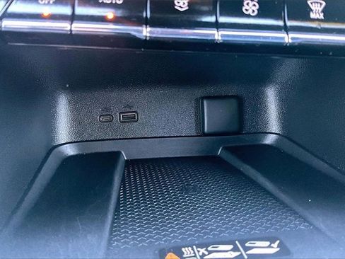 Used 2025 Chevrolet Traverse LT image 23