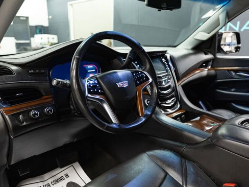 Used 2017 Cadillac Escalade Luxury image 11