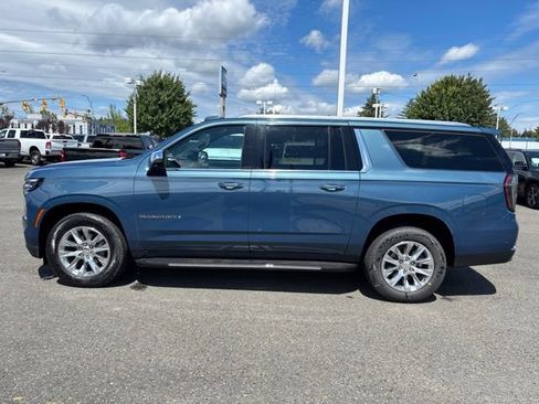 Used 2025 Chevrolet Suburban Premier AWD/4WD image 2