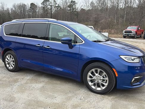 Used 2021 Chrysler Pacifica Touring-L w/ Uconnect Theater Family Group image 5