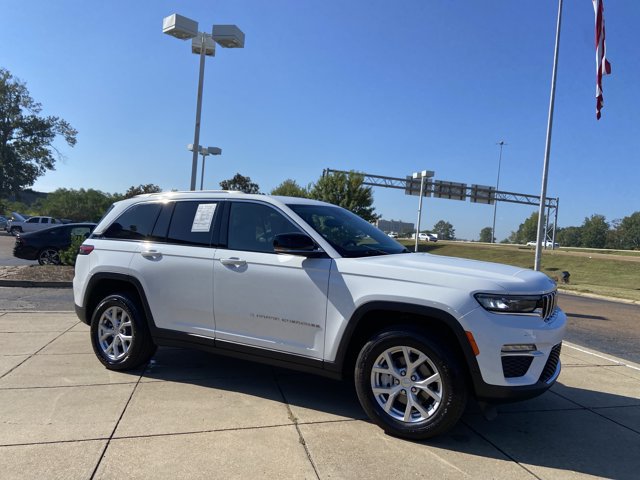 Used 2023 Jeep Grand Cherokee Limited AWD/4WD image 1