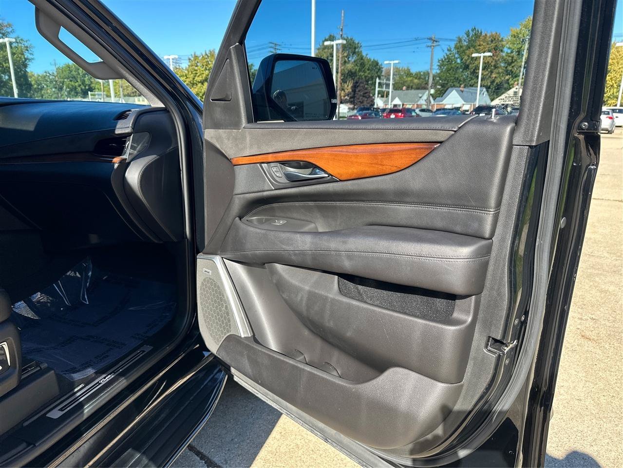 Used 2018 Cadillac Escalade Luxury AWD/4WD image 25