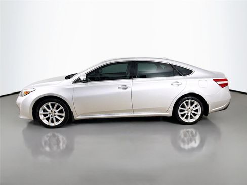 Used 2013 Toyota Avalon Limited w/ Technology Pkg FWD image 8