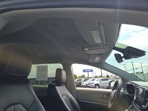 Used 2023 Chrysler Pacifica Touring-L FWD image 40
