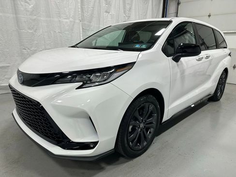 Used 2025 Toyota Sienna XSE image 3