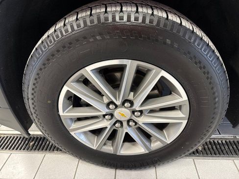Used 2023 Chevrolet Traverse LT image 12