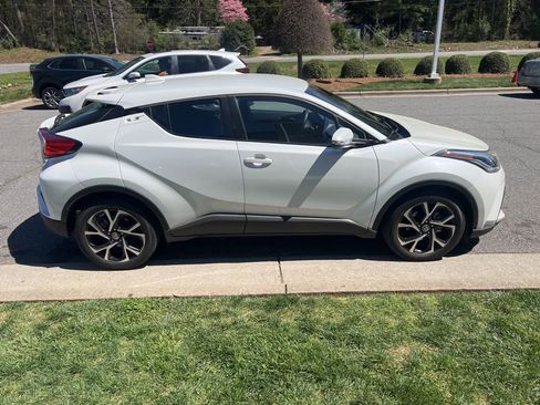 Used 2021 Toyota C-HR XLE image 1