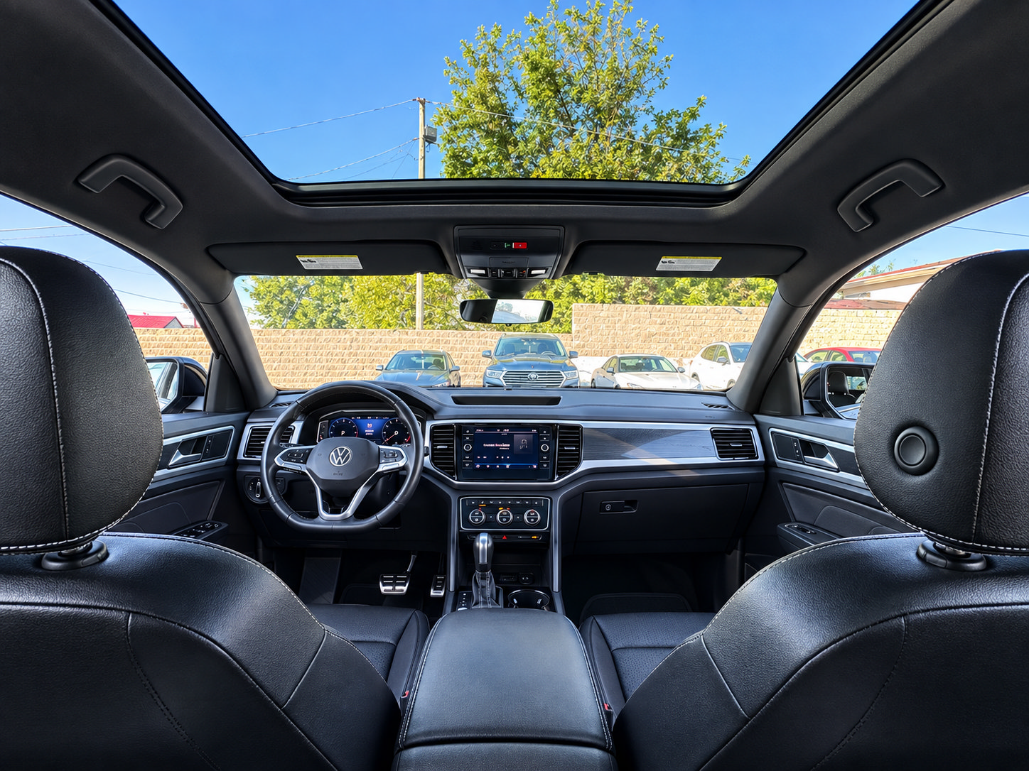 Used 2023 Volkswagen Atlas Cross Sport SEL R-Line AWD/4WD image 2