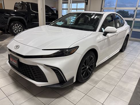 New 2026 Toyota Camry SE FWD image 1